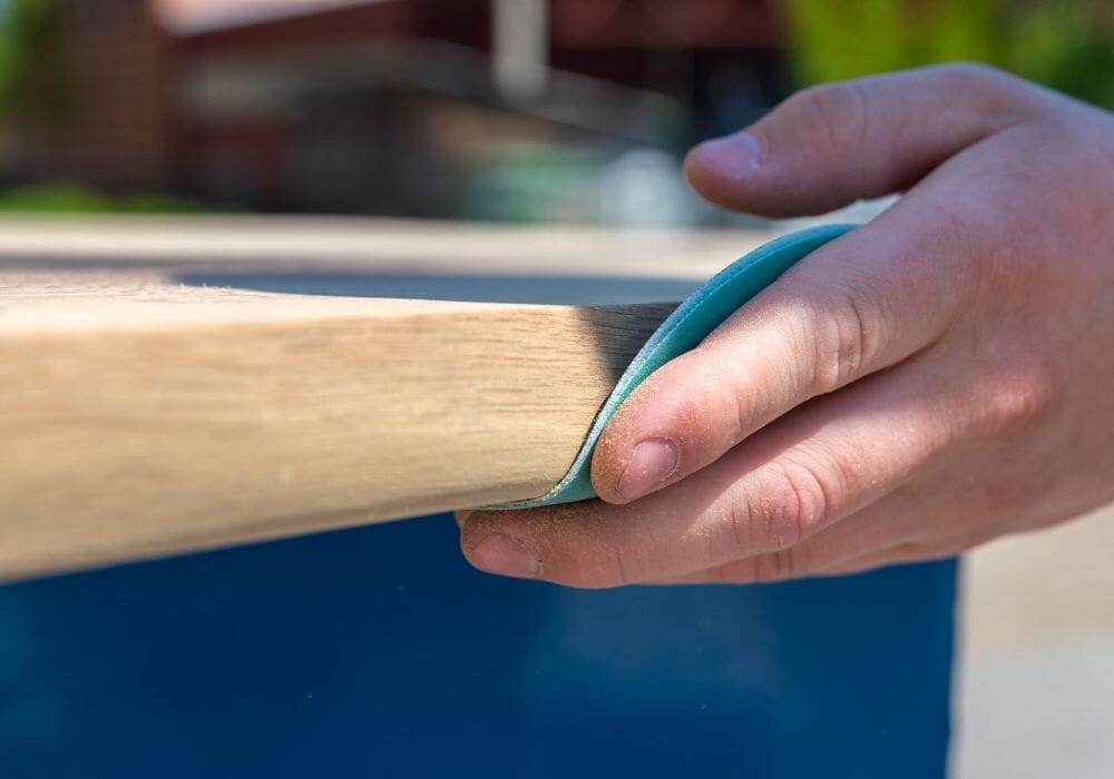 carteggiatura manuale legno